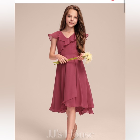 A-line V-Neck Asymmetrical Chiffon Junior Bridesmaid Dress - mordernwear.com A-line V-Neck Asymmetrical Chiffon Junior Bridesmaid Dress - mordernwear.com